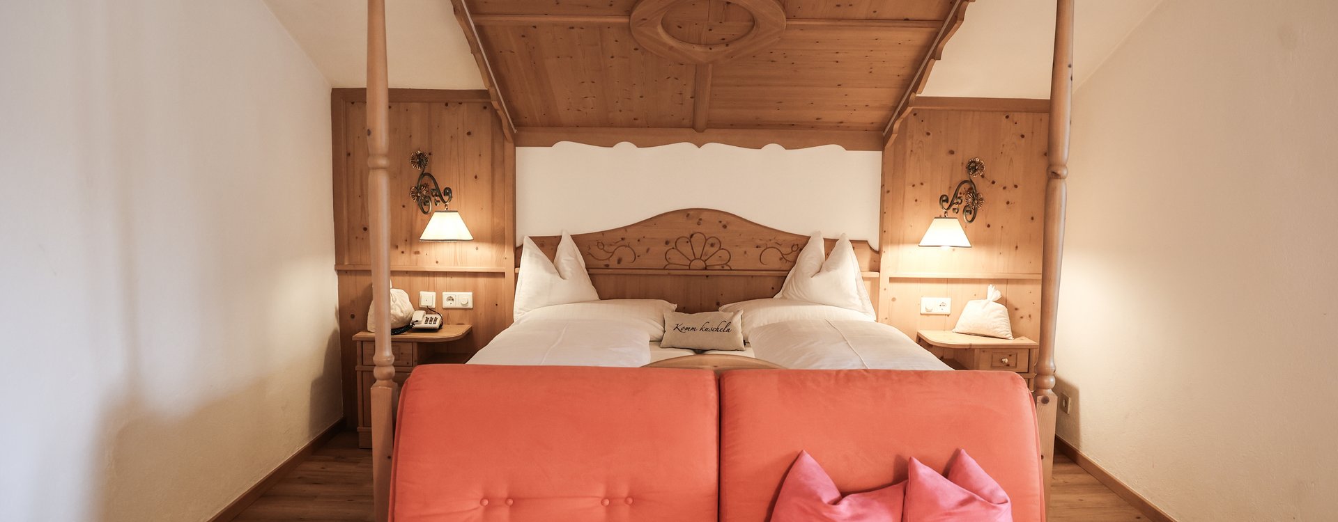 Doppelbett mit Couch im Appartement Romantik