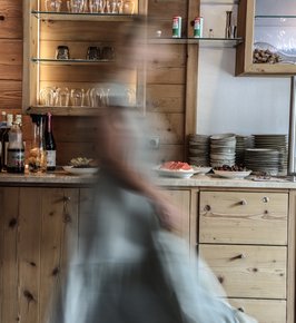 Victoria Hundsbichler geht am Frühstücksbuffet vorbei