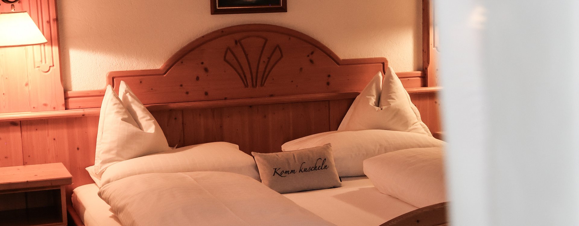 Doppelbett aus Vollholz im Doppelzimmer Standard mit Wohnbereich
