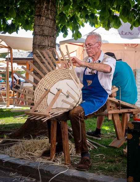 Korbflechter beim Handwerksfest in Seefeld