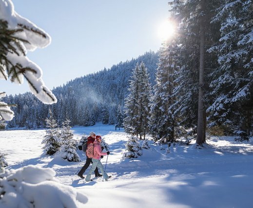 Paar beim Winterwandern bei Seefeld