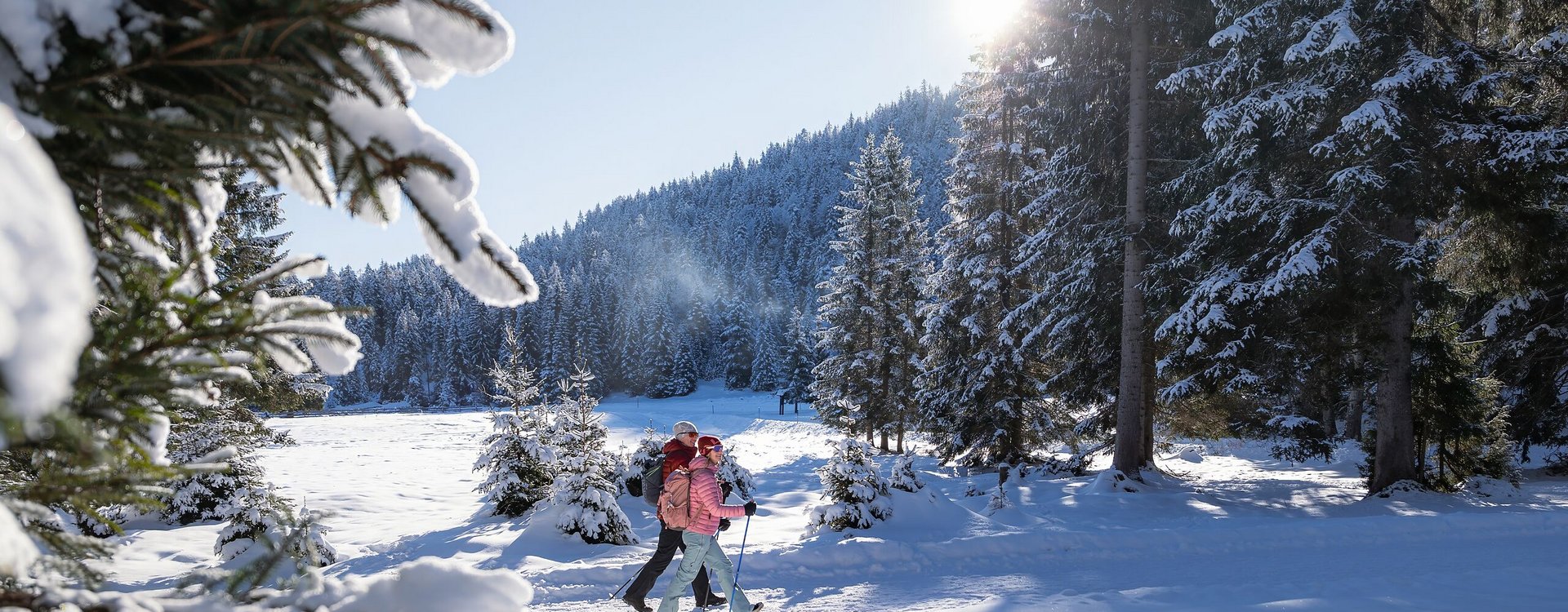 Paar beim Winterwandern bei Seefeld