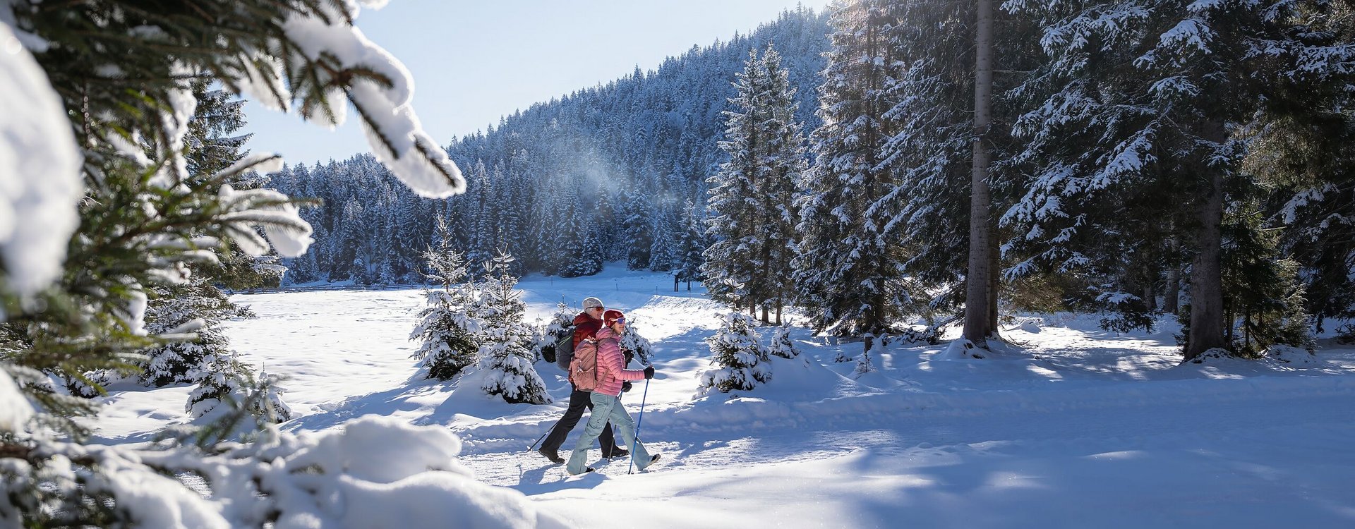 Paar beim Winterwandern bei Seefeld