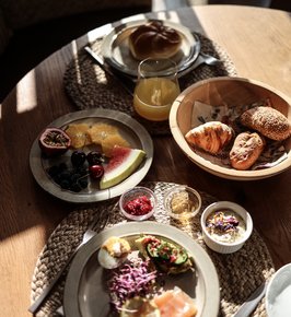 Schön gedeckter Frühstückstisch in der Morgensonne 