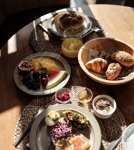 Schön gedeckter Frühstückstisch in der Morgensonne 