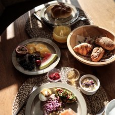 Schön gedeckter Frühstückstisch in der Morgensonne