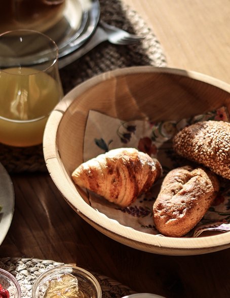 Schön gedeckter Frühstückstisch in der Morgensonne 