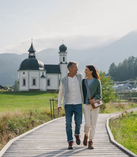 Paar vor dem Seekirchl im Sommer in Seefeld in Tirol