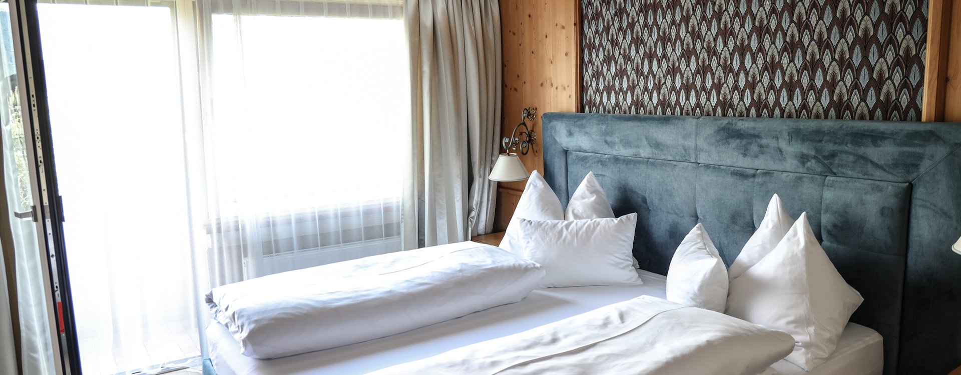 Doppelbett mit frisch gemachten Betten 