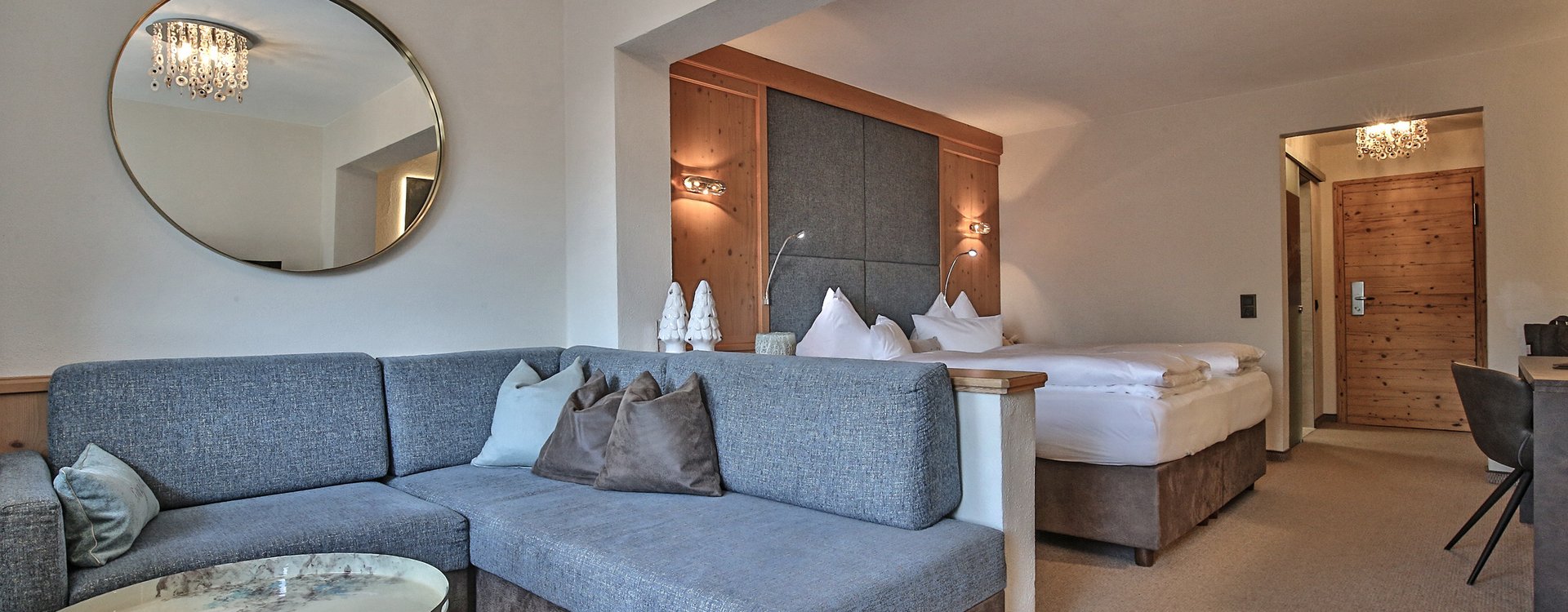 Couch im Wohn-Schlafbereich im Doppelzimmer Deluxe