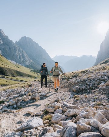 Wanderung auf die Gehrenspitze in Leutasch - Paar bei Aufstieg durch das Puittal 
