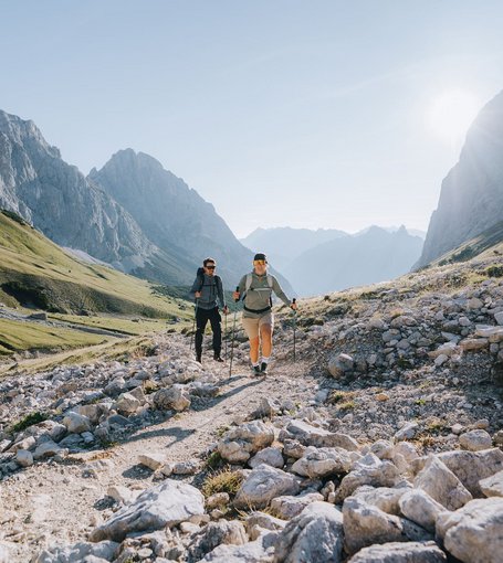 Wanderung auf die Gehrenspitze in Leutasch - Paar bei Aufstieg durch das Puittal 