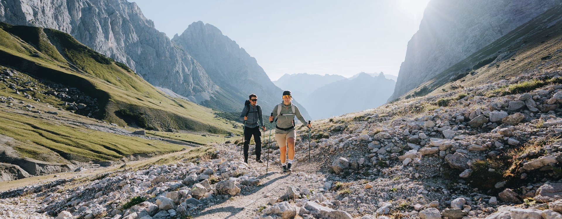Wanderung auf die Gehrenspitze in Leutasch - Paar bei Aufstieg durch das Puittal 