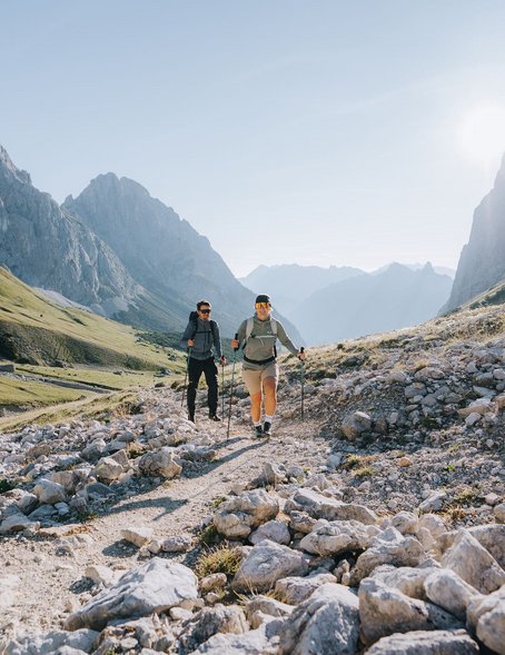 Wanderung auf die Gehrenspitze in Leutasch - Paar bei Aufstieg durch das Puittal 