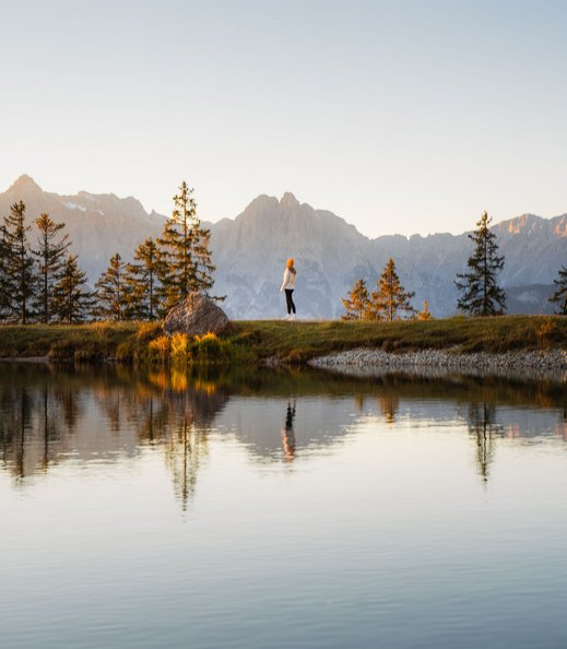 Herbst am Kaltwassersee, Person, die sich im Wasser spiegelt