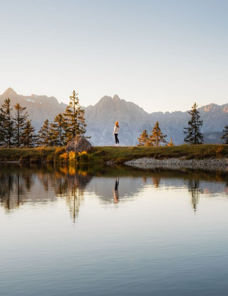Herbst am Kaltwassersee, Person, die sich im Wasser spiegelt