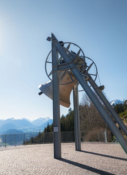 Läuten der Friedensglocke in Mösern im Frühling 