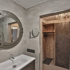 Kunstvoller Spiegel im Doppelzimmer Deluxe