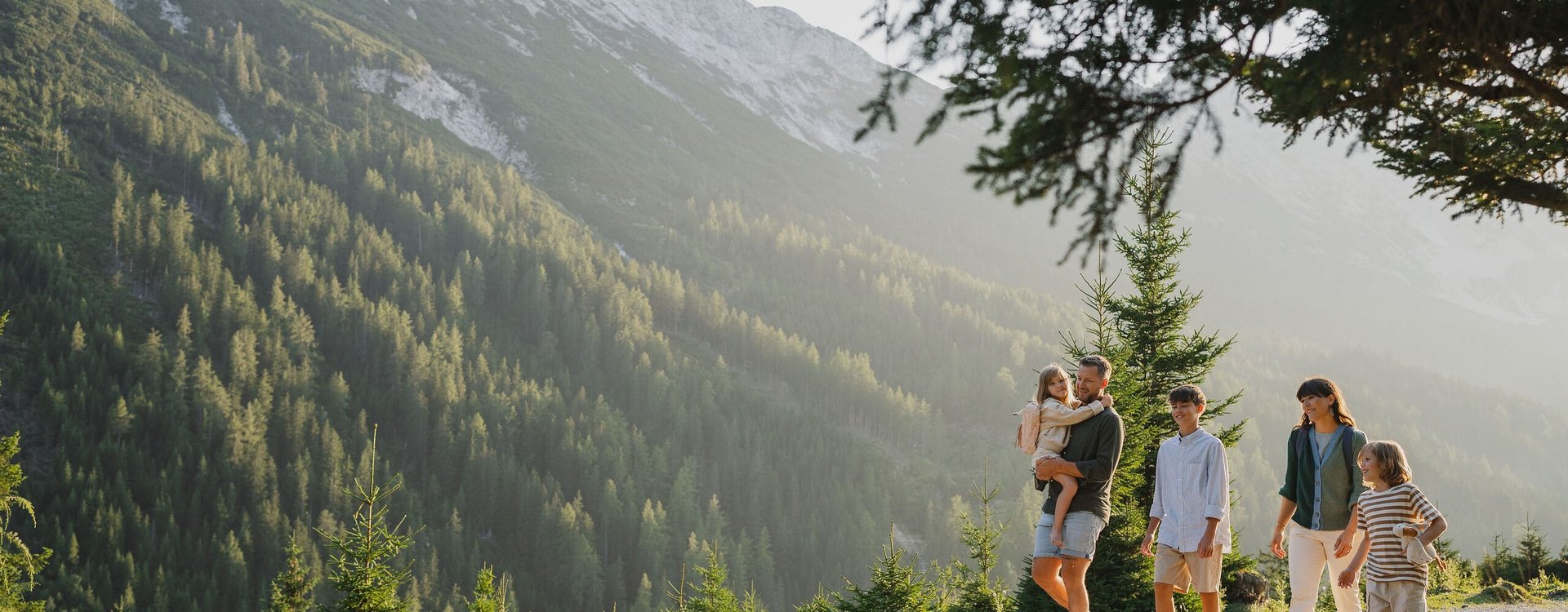 Familie in der Region Seefeld Wandern auf dem Ganghoferweg