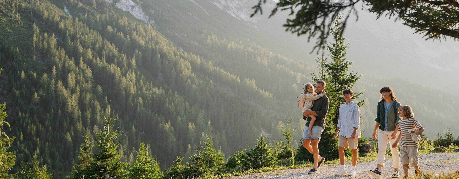 Familie in der Region Seefeld Wandern auf dem Ganghoferweg