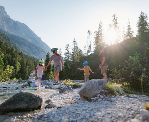 Familien-Biken mit Fahrradanhänger Radtour entlang der Isar