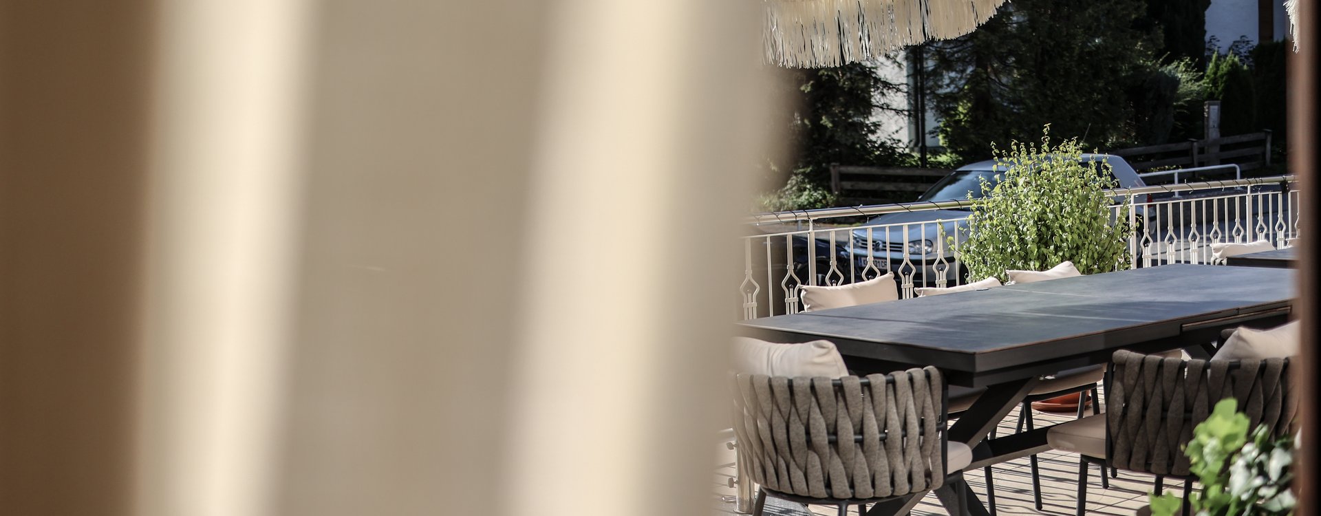 Sonnenterrasse mit Sonnenschirm, Tisch und Stühlen