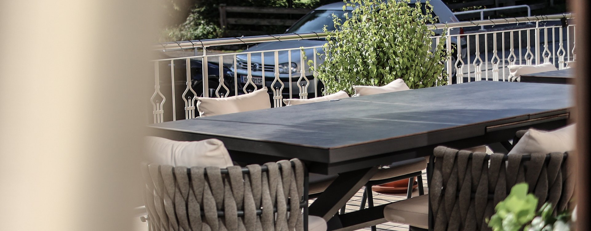Sonnenterrasse mit Sonnenschirm, Tisch und Stühlen
