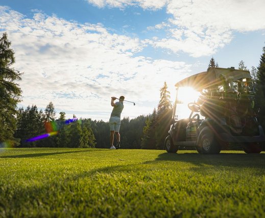 Golfer beim Abschlag im Golfclub Wildmoos
