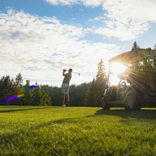 Golfer beim Abschlag im Golfclub Wildmoos
