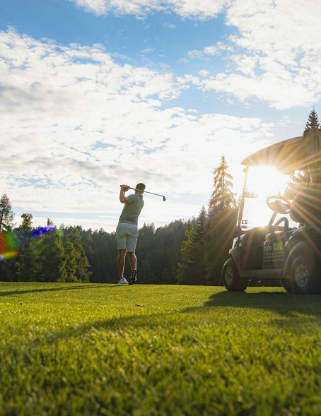 Golfer beim Abschlag im Golfclub Wildmoos