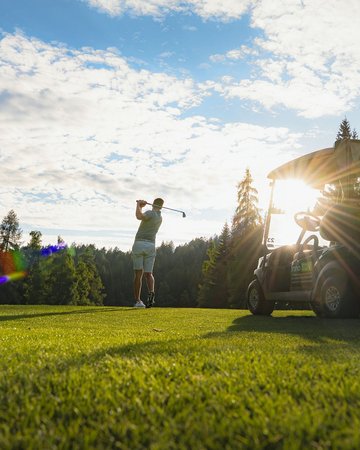 Golfer beim Abschlag im Golfclub Wildmoos
