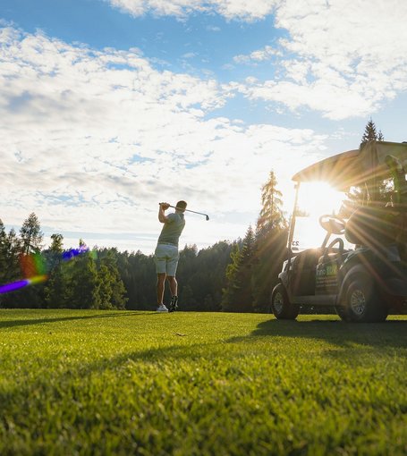 Golfer beim Abschlag im Golfclub Wildmoos