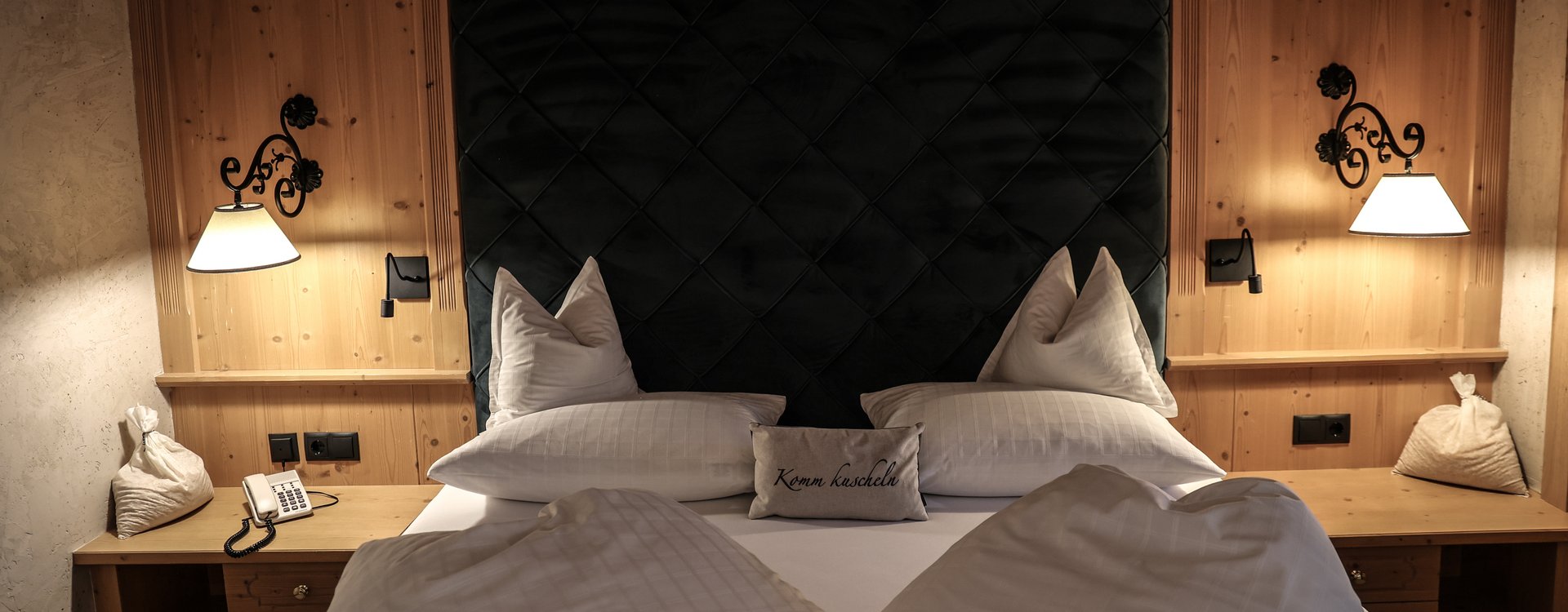 Doppelbett aus Vollholz in der Juniorsuite Freiraum