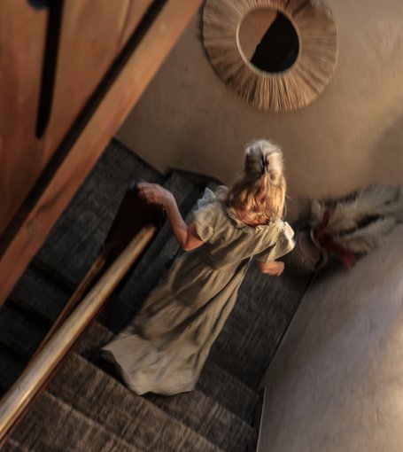 Victoria Hundsbichler geht eine Treppe hinunter