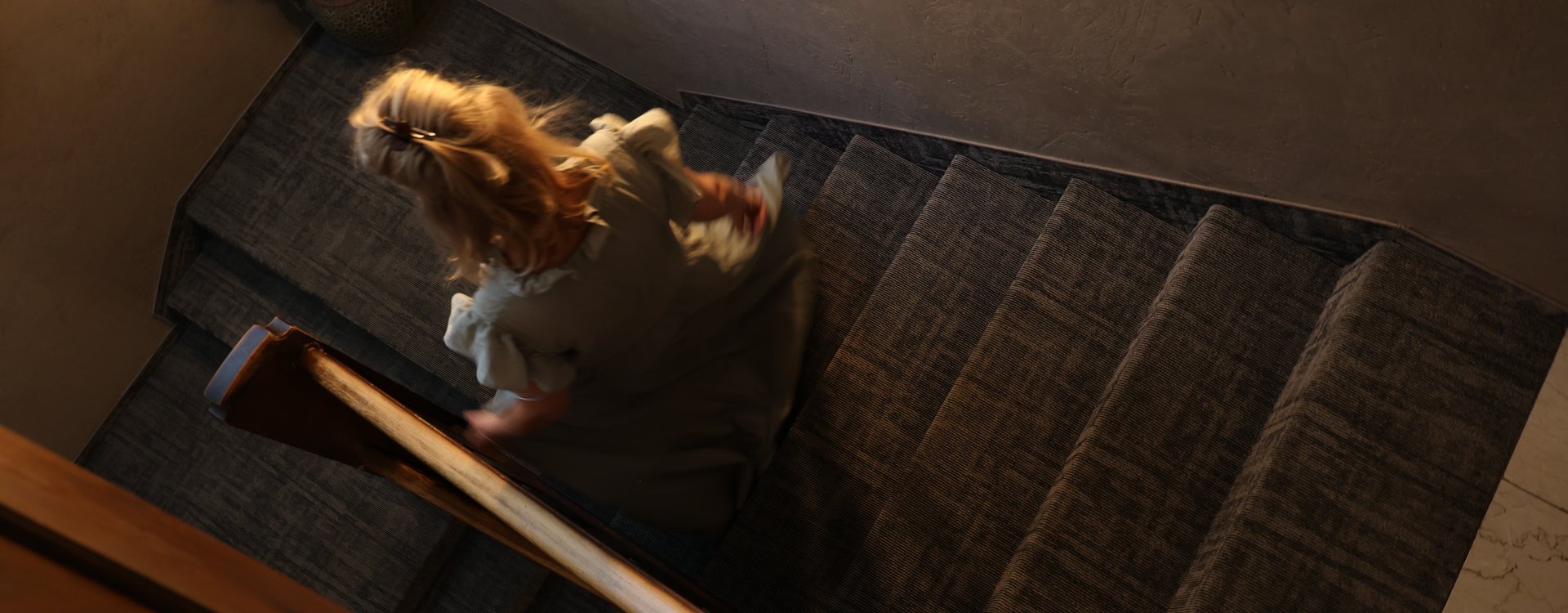 Victoria Hundsbichler geht die Treppe hinunter