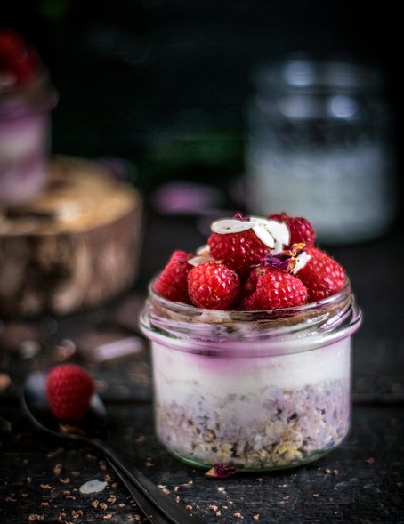 Joghurt mit Müsli und frischen Beeren im Glas